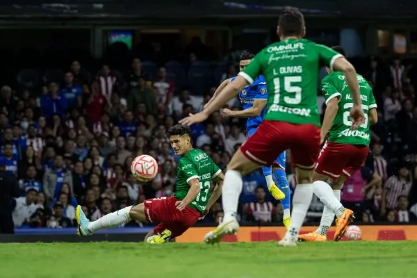 Jugadores de Chivas vs Cruz Azul en el Azteca