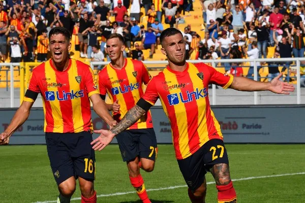 AP Gabriel Strefezza del Lecce celebra