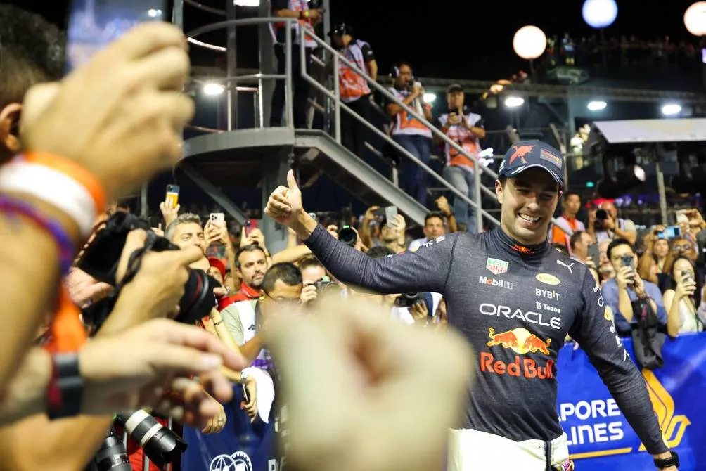 El público se rinde ante Checo Pérez en GP de Singapur