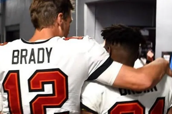 Antonio Brown junto a Tom Brady
