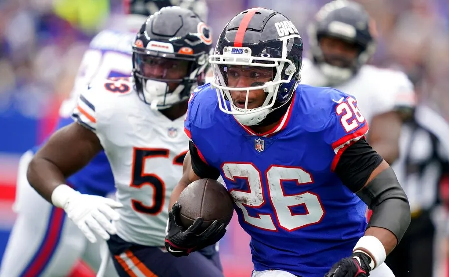 Saquon Barkley corriendo ante Bears