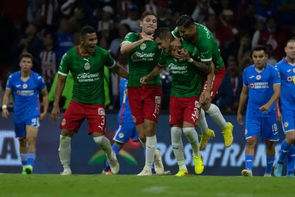 Flores celebra con Chivas vs Cruz Azul en el Azteca