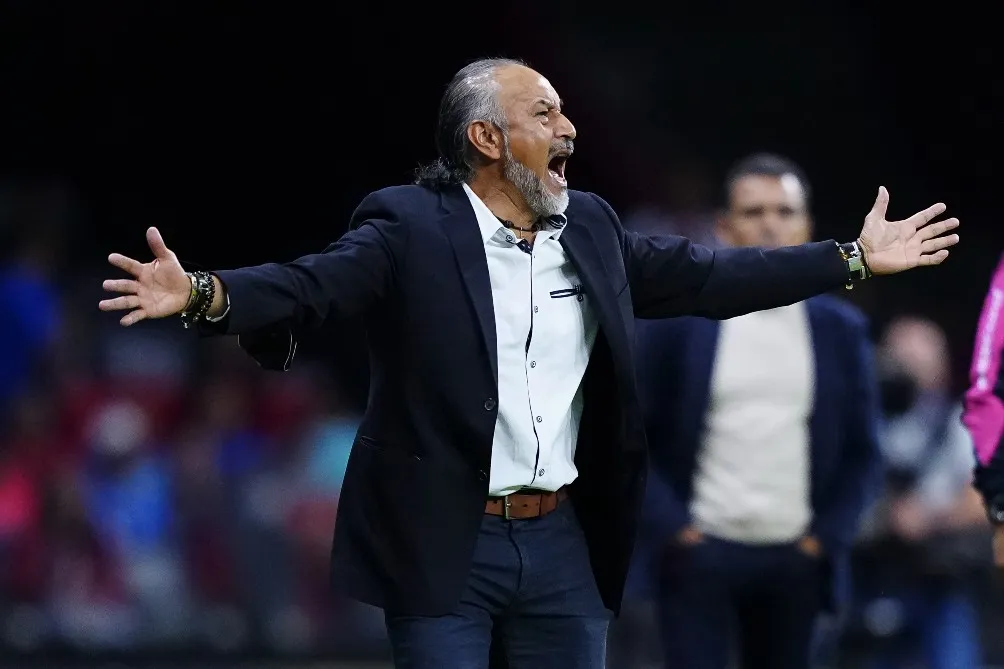 El Potro Gutiérrez en el duelo ante Chivas