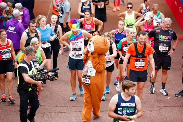 Un oso entre la multitud de participantes