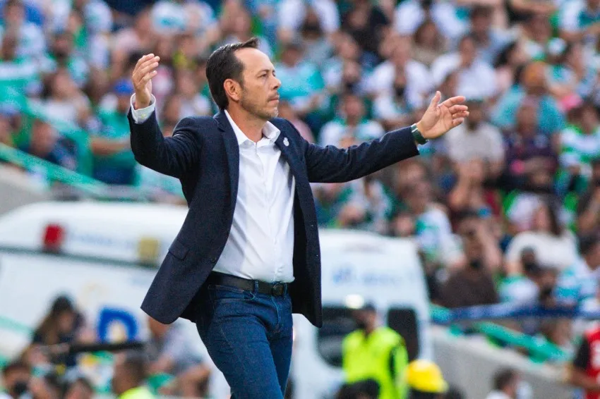 Lalo Fentanes en un partido de Santos