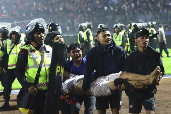 AP Tragedia en el estadio Kanjuruhan de Indonesia