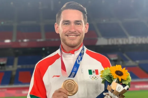 @JESUSANGULOO Su novia le regaló el álbum Panini