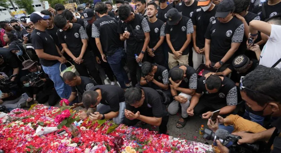 AP Seguidores del Arema lamentan las muertes