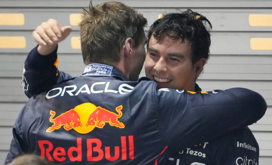 AP Checo se abraza con Max Verstappen