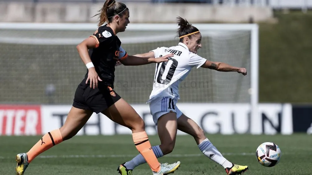 REAL MADRID Esther lucha por el balón ante el Valencia