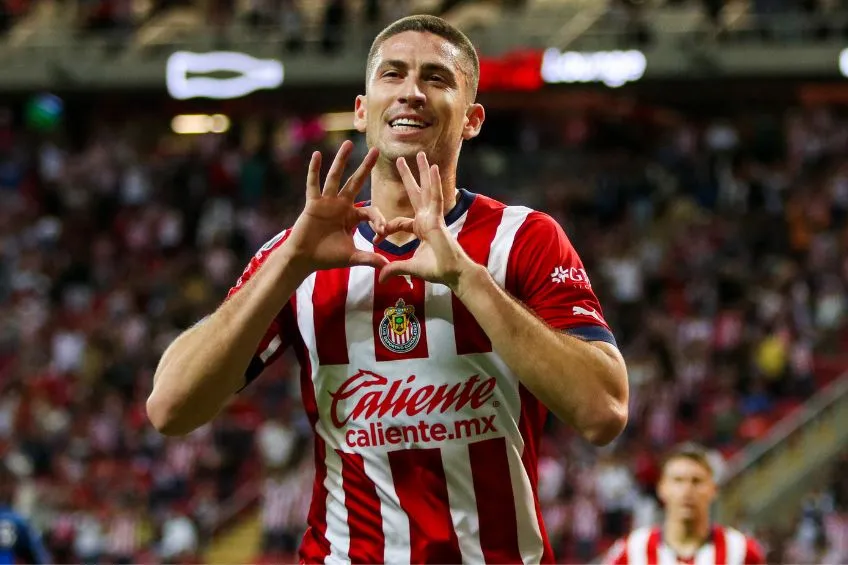 Santiago Ormeño festejando un gol