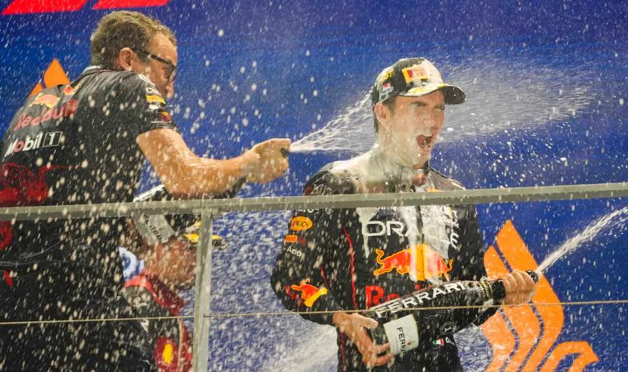 AP Pérez celebrando triunfo