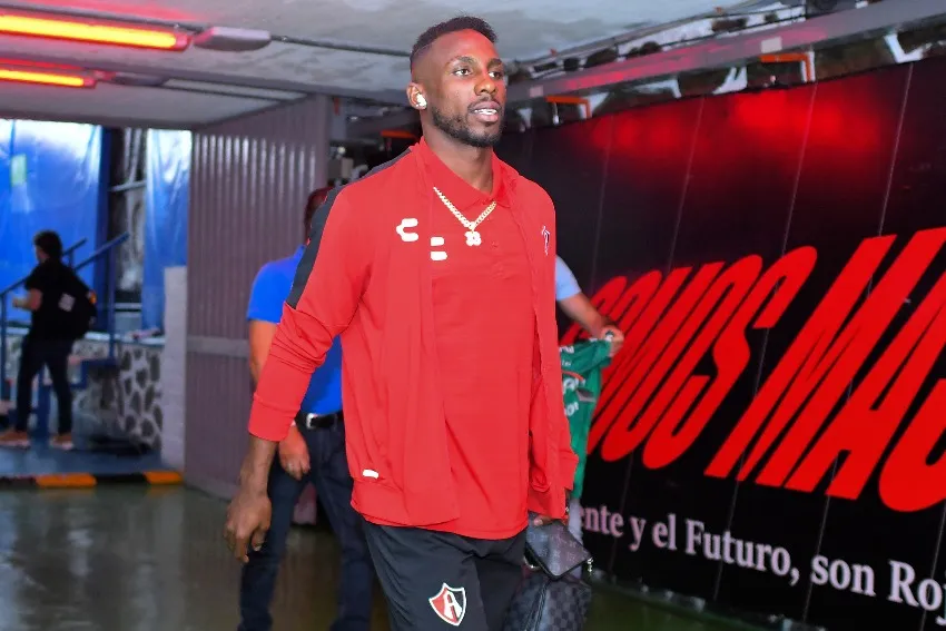 Julián Quiñones en un partido de Atlas