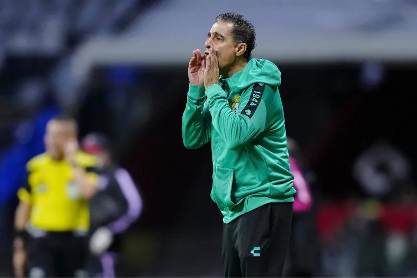 Renato Paiva dirigiendo al León