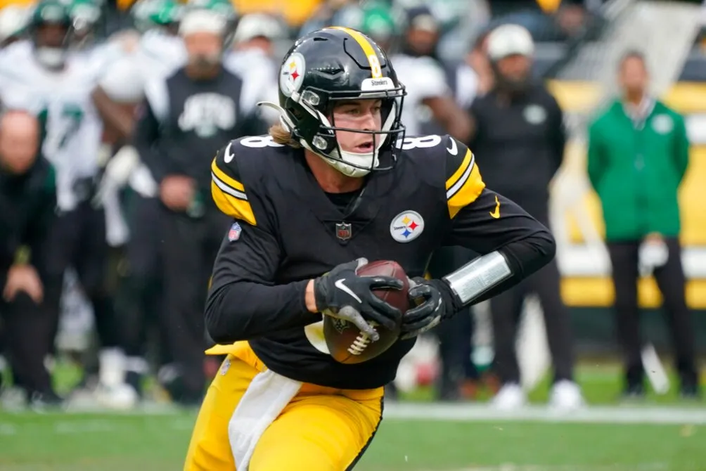 Kenny Pickett en acción con Steelers