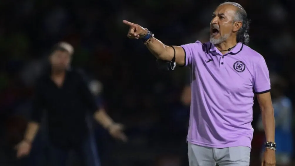 El Potro dirigiendo a La Máquina