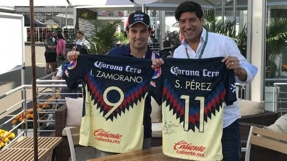 Checo Pérez junto a Iván Zamorano