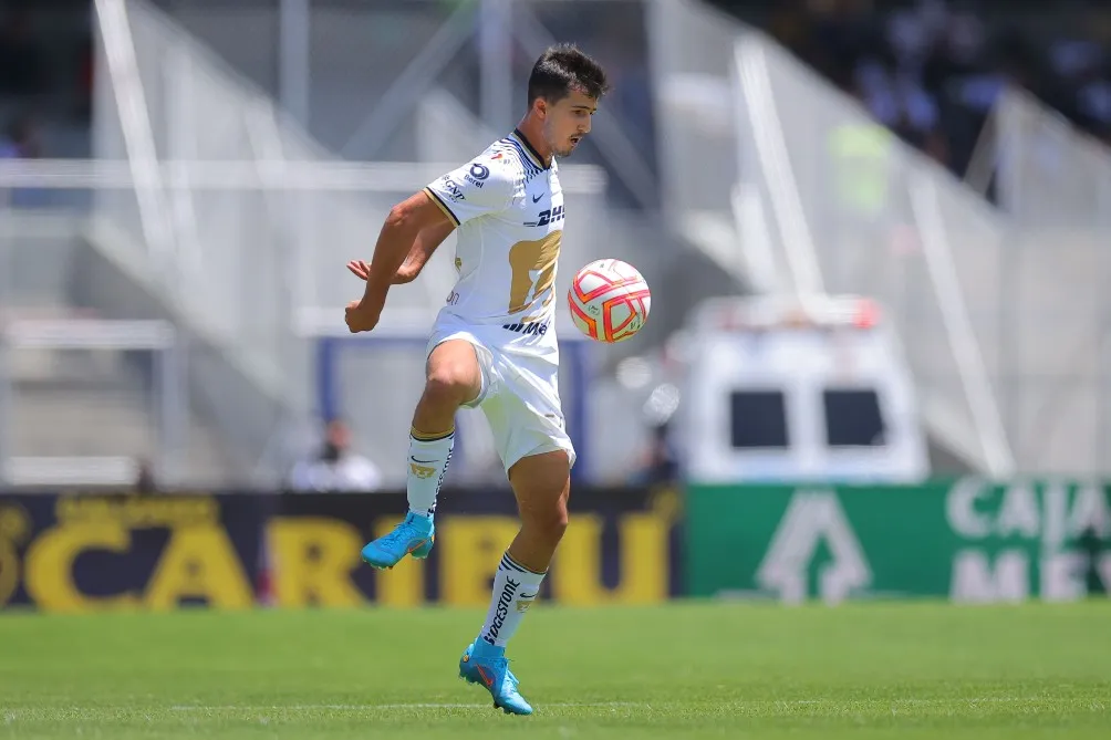 Pablo Bennevendo en partido con Pumas