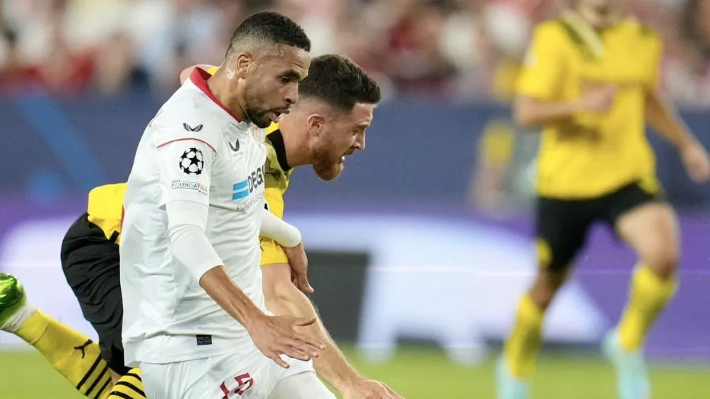 Youssef En-Nesyri pelea el balón