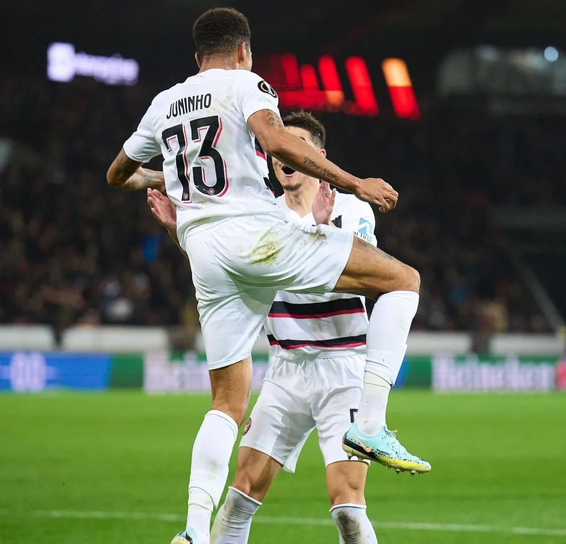 Juninho salvador del cuadro visitante