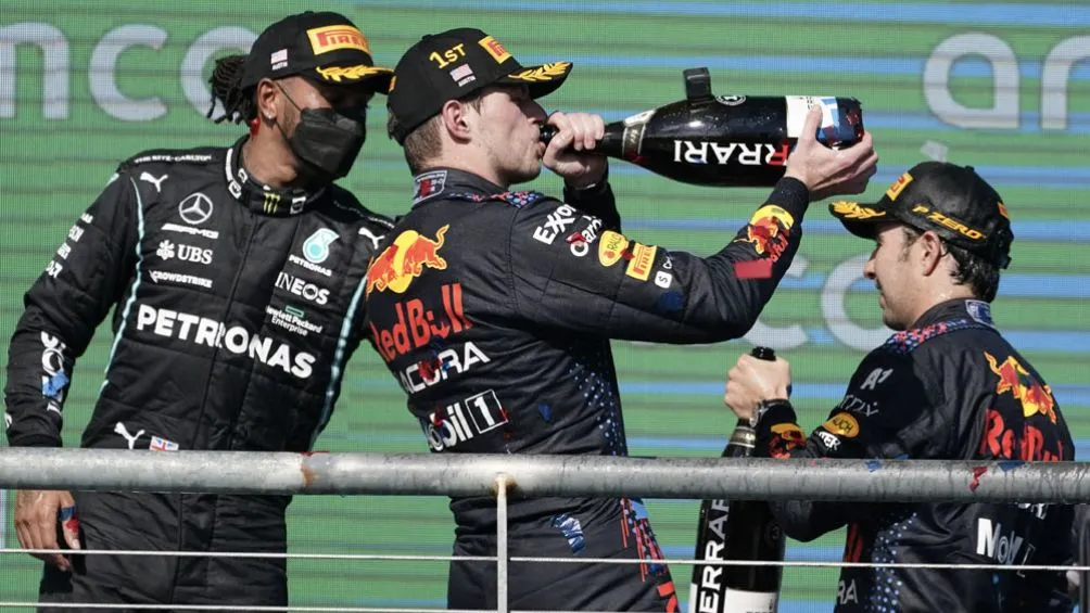 AP Max festeja junto a Hamilton y Checo Pérez