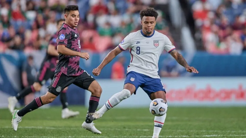 Rodríguez y McKennie en la disputa de un balón