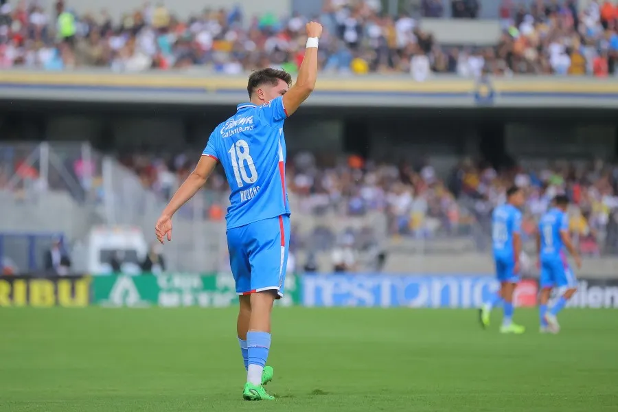 Rodrigo Huescas durante un partido con Cruz Azul