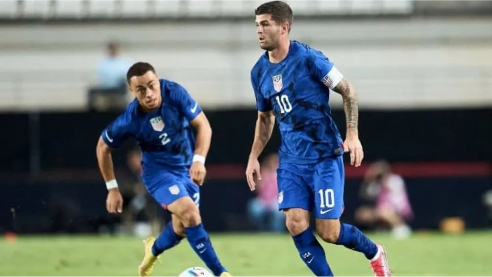 Sergiño Dest y Pulisic con Estados Unidos