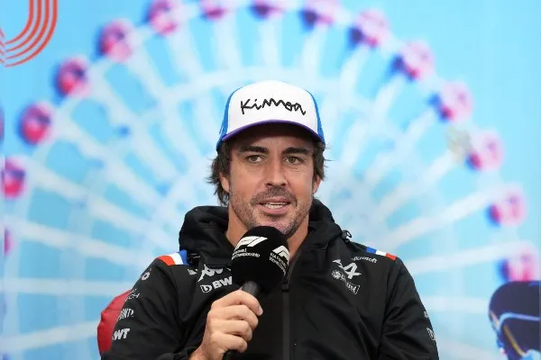 AP Fernando Alonso con los medios en el GP de Japón