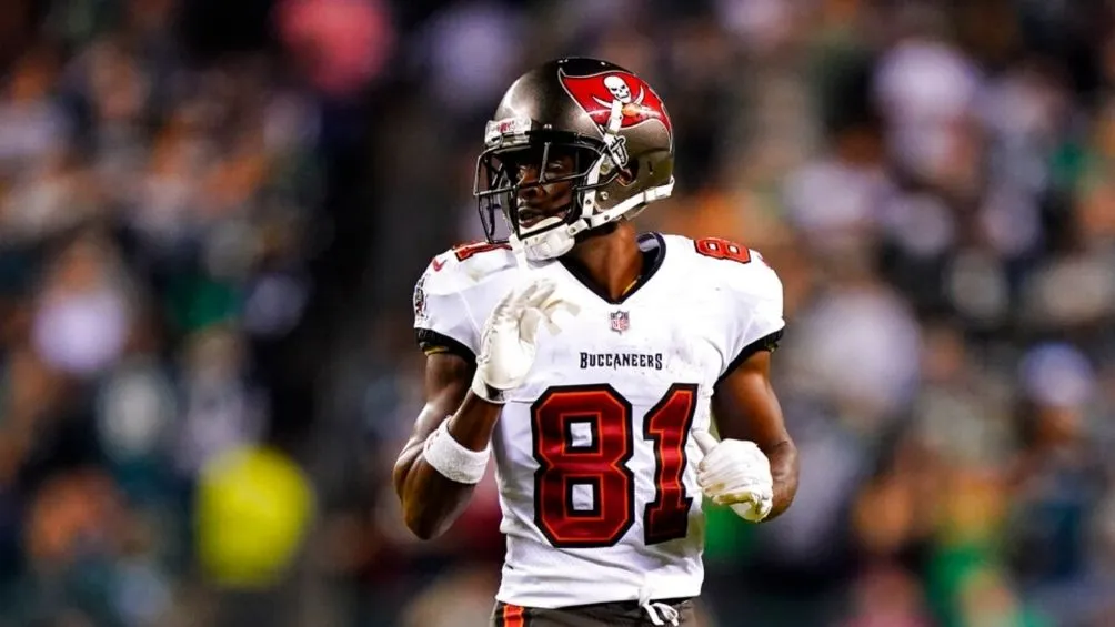 Antonio Brown jugando partido de la NFL con Tampa Bay