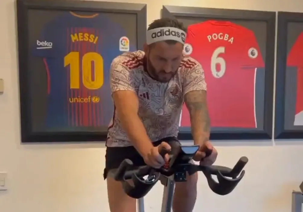 Gignac haciendo bicicleta con el jersey de la Selección Mexicana