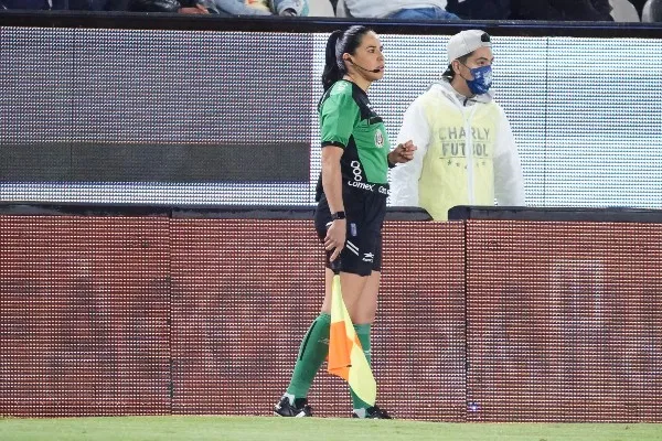 Karen Díaz durante partido