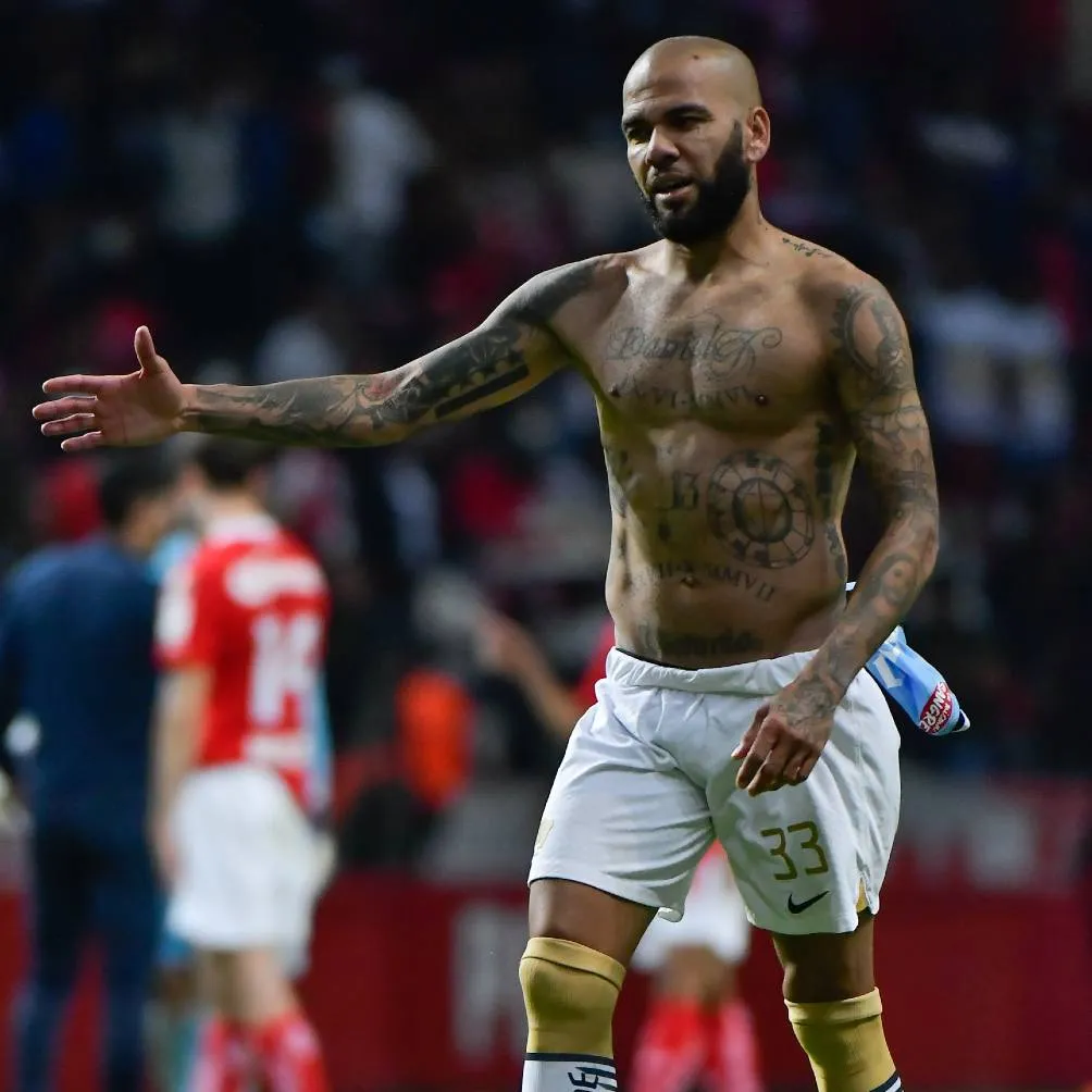 Dani Alves se quitó la playera