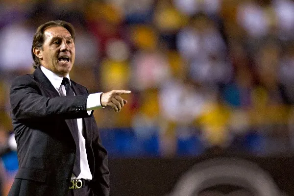 Alex Aguinaga en acción como técnico