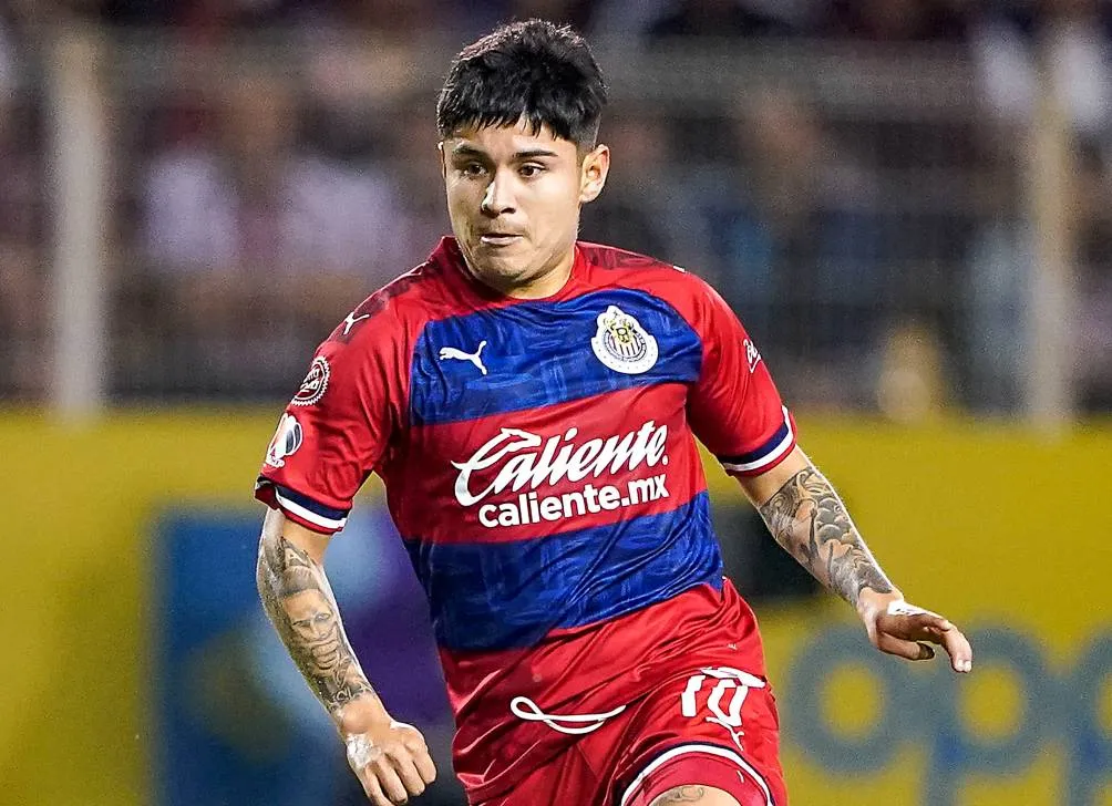 Chofis López jugando en Chivas