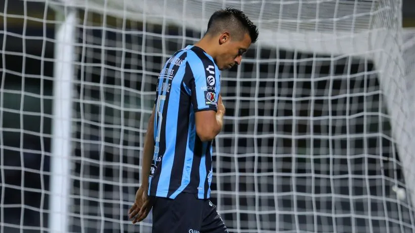 Jesús Hernández Moreno jugando con Gallos