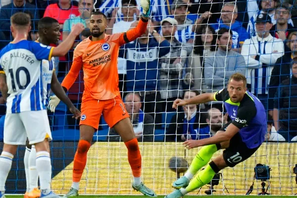 Kane anotó mediante el cabezazo