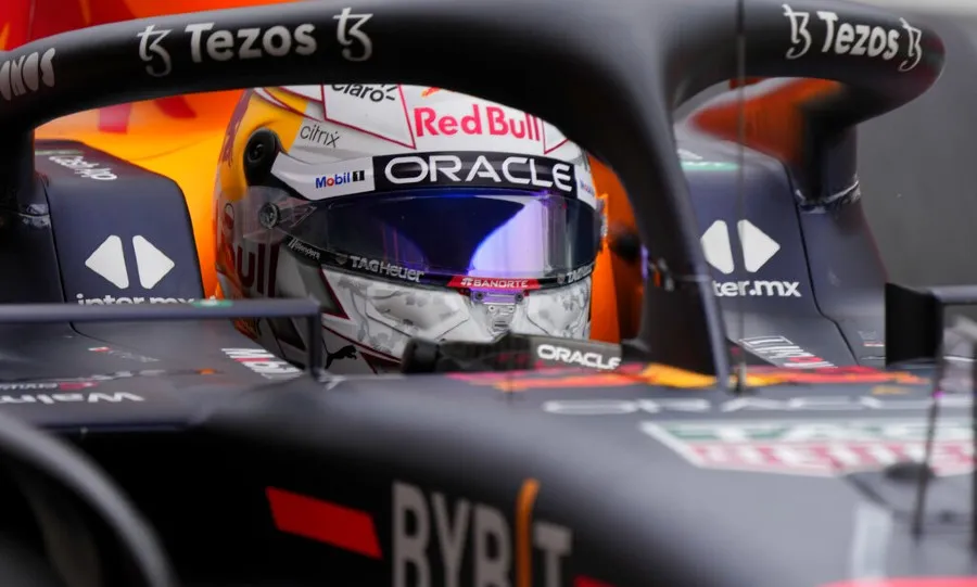 Pérez arriba de su auto