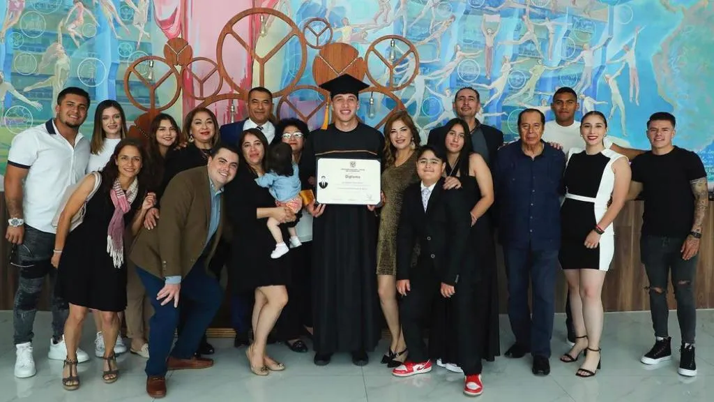 Olivas rodeado de familiares y amigos