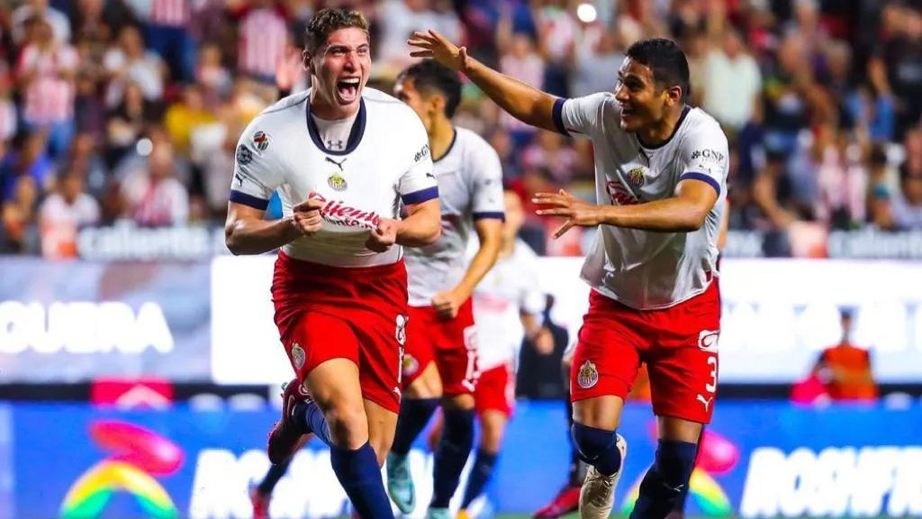 Olivas tras anotar su primer gol