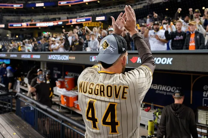 Musgrove aplaude a los seguidores de los Padres