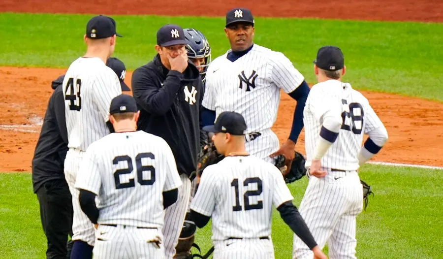 AP Chapman durante reunión en la lomita