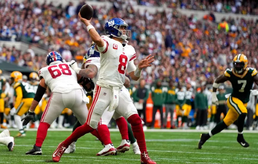 Daniel Jones pasando ante Packers