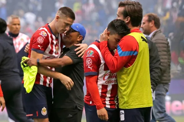 Jugadores de Chivas en lamento