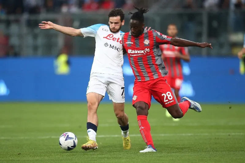 Soualiho Meite y Kvaratskhelia en disputa por el balón