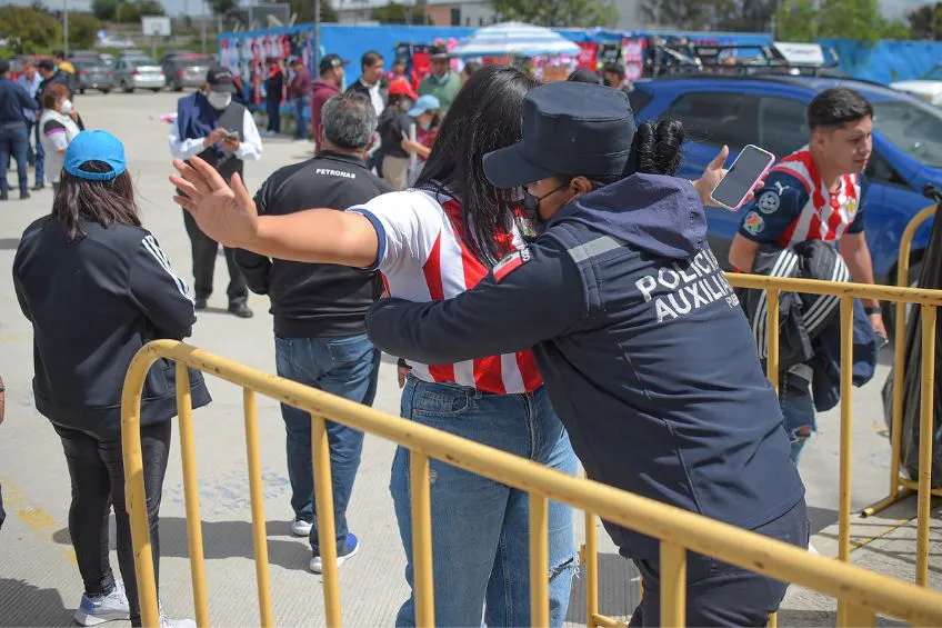 Aficionada de Chivas previo a un partido