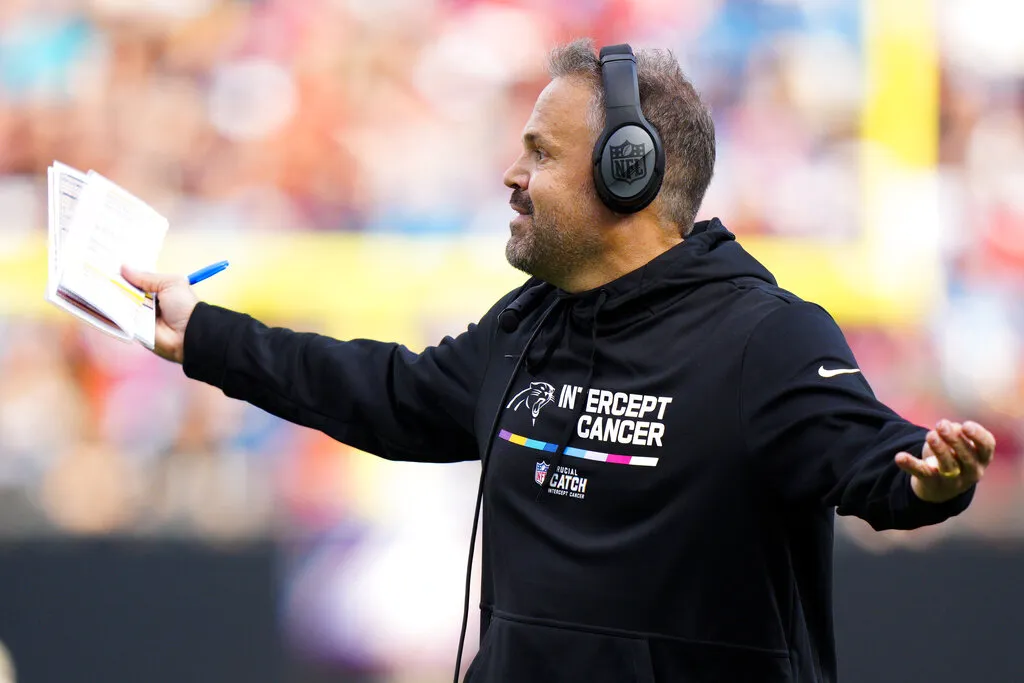 AP Matt Rhule en acción con Carolina Panthers
