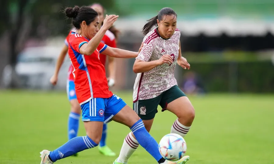 IMAGO7 Corral disputa el balón ante Yesenia López