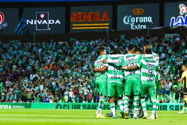 Jugadores de Santos celebran en partido