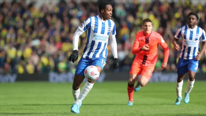 TWITTER @EnockMwepu45 Enock Mwepu en acción con Brighton